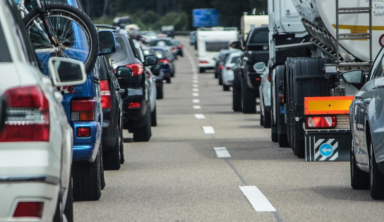 České řidiče mířící za rekreací na jih Evropy čeká náročný víkend