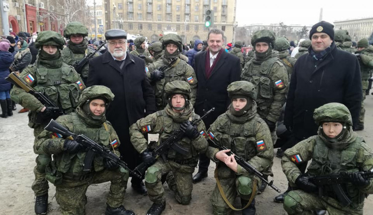 Čeští politici jsou opět na okupovaném Krymu. Ukrajina proti nezákonné návštěvě protestuje.