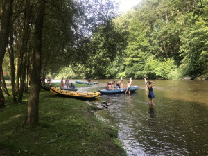 I v polovině prázdnin berou vodáci Vltavu útokem. Kempy mají žně