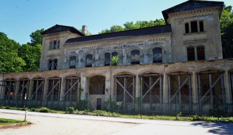 Podaří se slavné restauraci navrátit zašlou slávu? Šlechtovce zbývá poslední rok rekonstrukce.