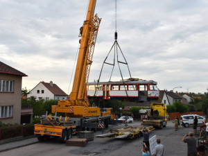 FOTO/VIDEO: Olomoucká tramvaj zdobí střechu garáže u rodinného domu v Jihlavě
