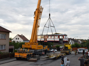 Olomoucká tramvaj zdobí střechu garáže u rodinného domu v Jihlavě.