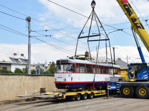 Olomoucká tramvaj zdobí střechu garáže u rodinného domu v Jihlavě.