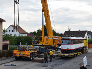 Olomoucká tramvaj zdobí střechu garáže u rodinného domu v Jihlavě.