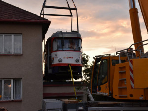 Olomoucká tramvaj zdobí střechu garáže u rodinného domu v Jihlavě.