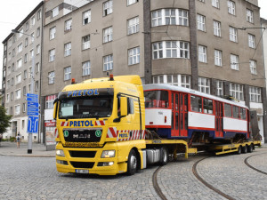 Olomoucká tramvaj zdobí střechu garáže u rodinného domu v Jihlavě.