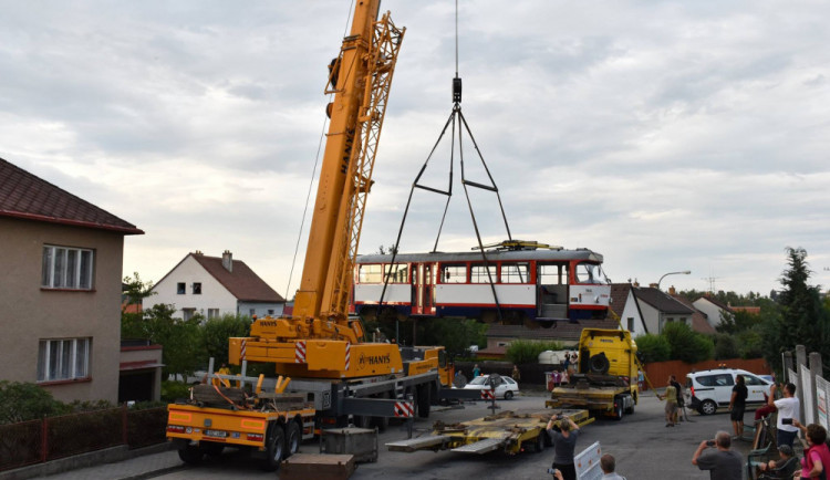 Olomoucká tramvaj zdobí střechu garáže u rodinného domu v Jihlavě.
