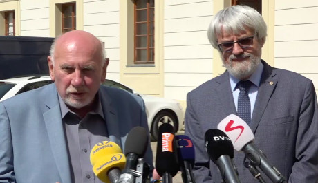 Tisková konference po jednání.