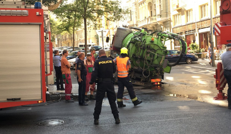 Na Vinohradech se pod čistícím vozem propadla vozovka o dva metry.