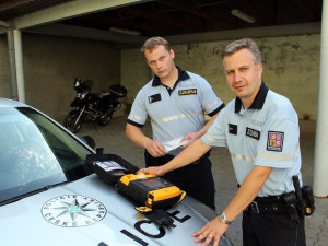 Dva policisté zachránili pomocí defibrilátoru život muži, kterému se zastavilo srdce