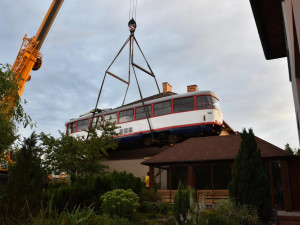 Reakce jsou většinou pozitivní, lepší, než aby šla do šrotu, říká majitel garáže s tramvají na střeše