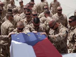 FOTO: Letadlo s ostatky českých vojáků je na cestě do České republiky