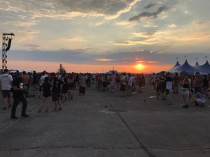 Let It Roll opět posunul laťku. Tisíce návštěvníků neodradilo ani tropické počasí.