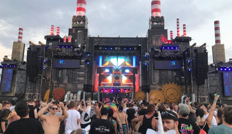 Let It Roll opět posunul laťku. Tisíce návštěvníků neodradilo ani tropické počasí.