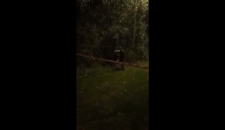 yhazovač v Chrlicích surově zmlátil mladíka, který močil na nepovoleném místě.