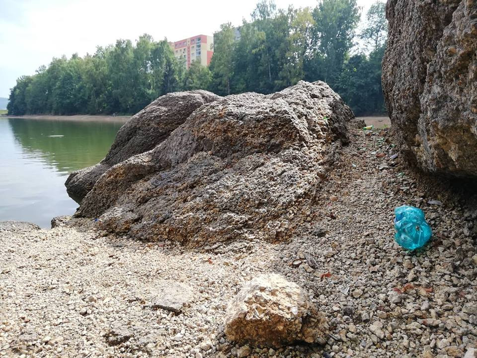 Odpadky u jablonecké přehrady