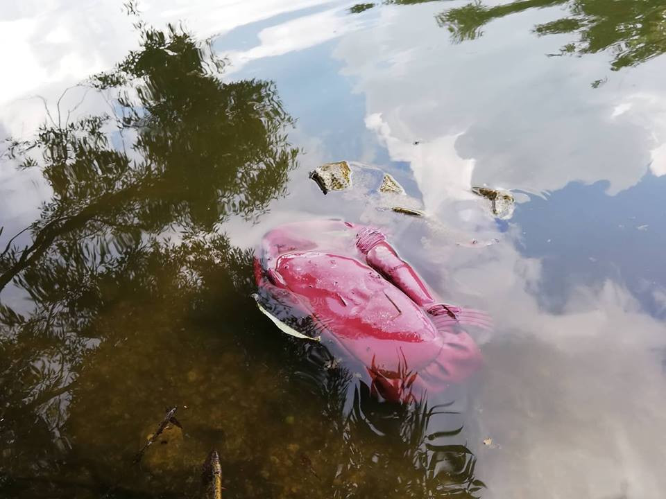 Odpadky u jablonecké přehrady