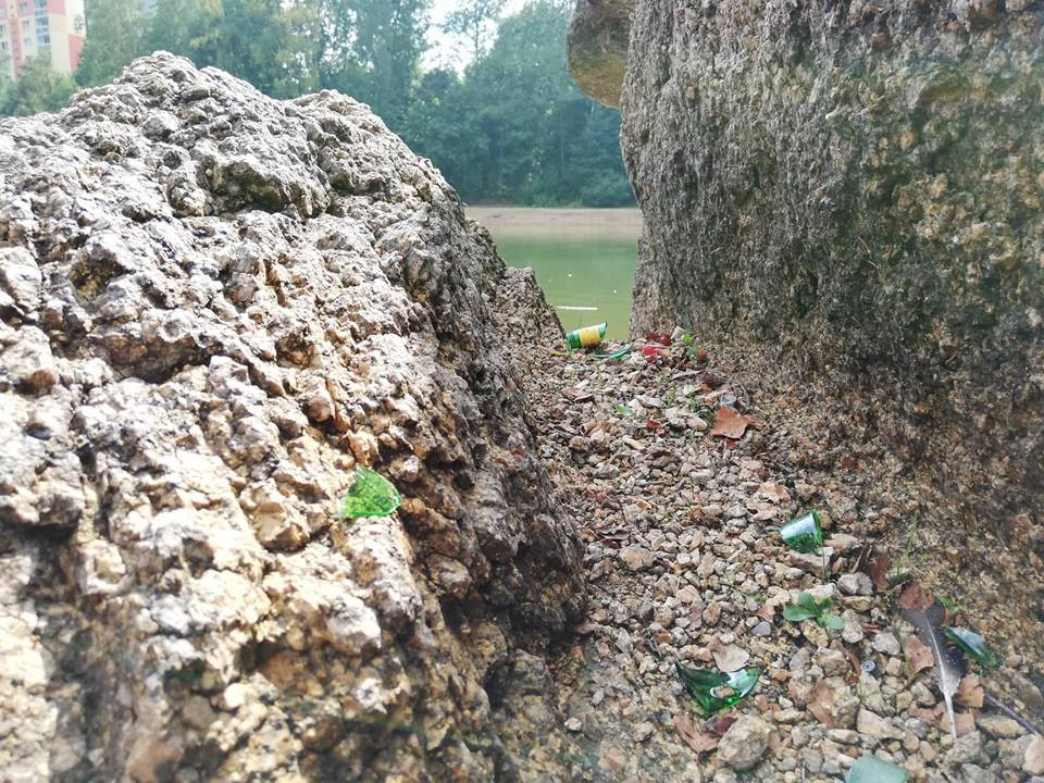 Odpadky u jablonecké přehrady