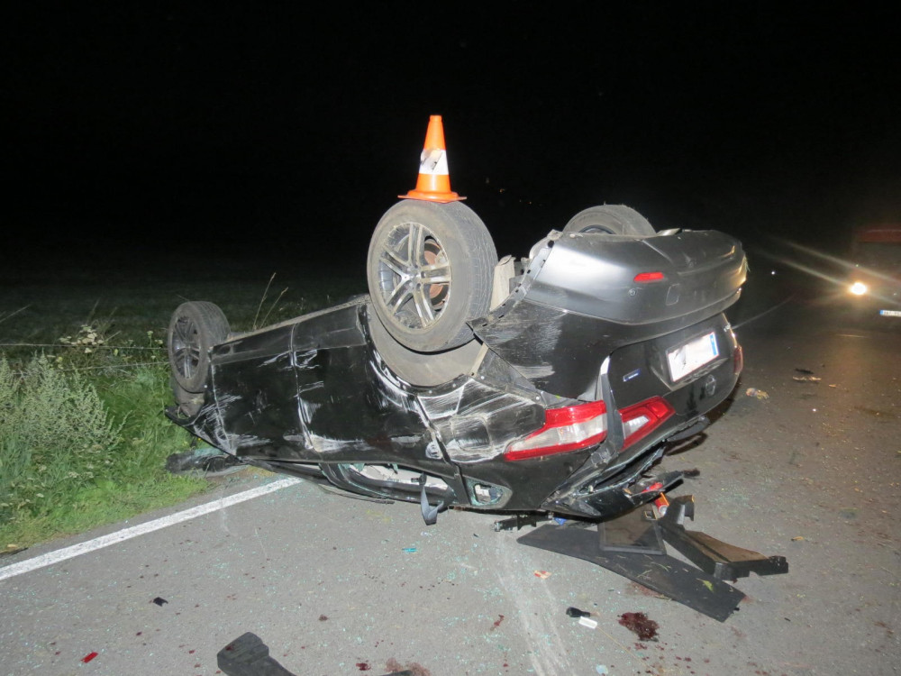 Mladík nezvládl řízení a otočil auto na střechu. Při nehodě se zranilo pět lidí