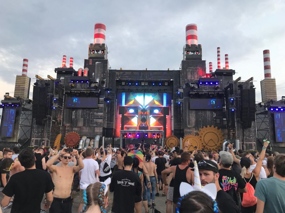 Let It Roll opět posunul laťku. Tisíce návštěvníků neodradilo ani tropické počasí.