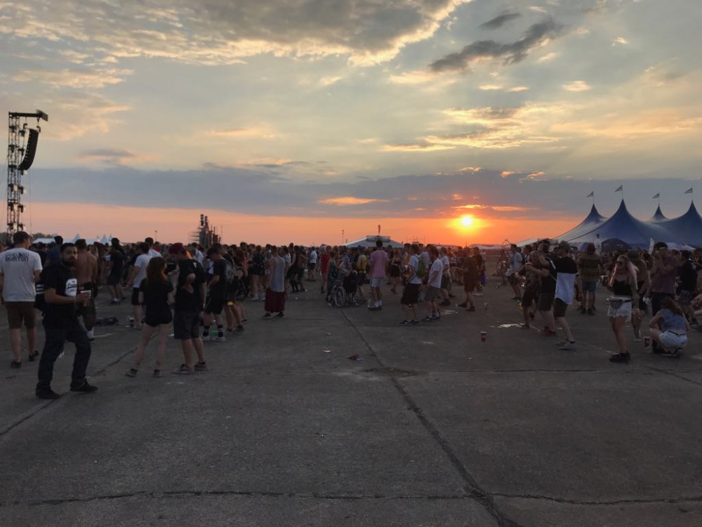 Let It Roll opět posunul laťku. Tisíce návštěvníků neodradilo ani tropické počasí.