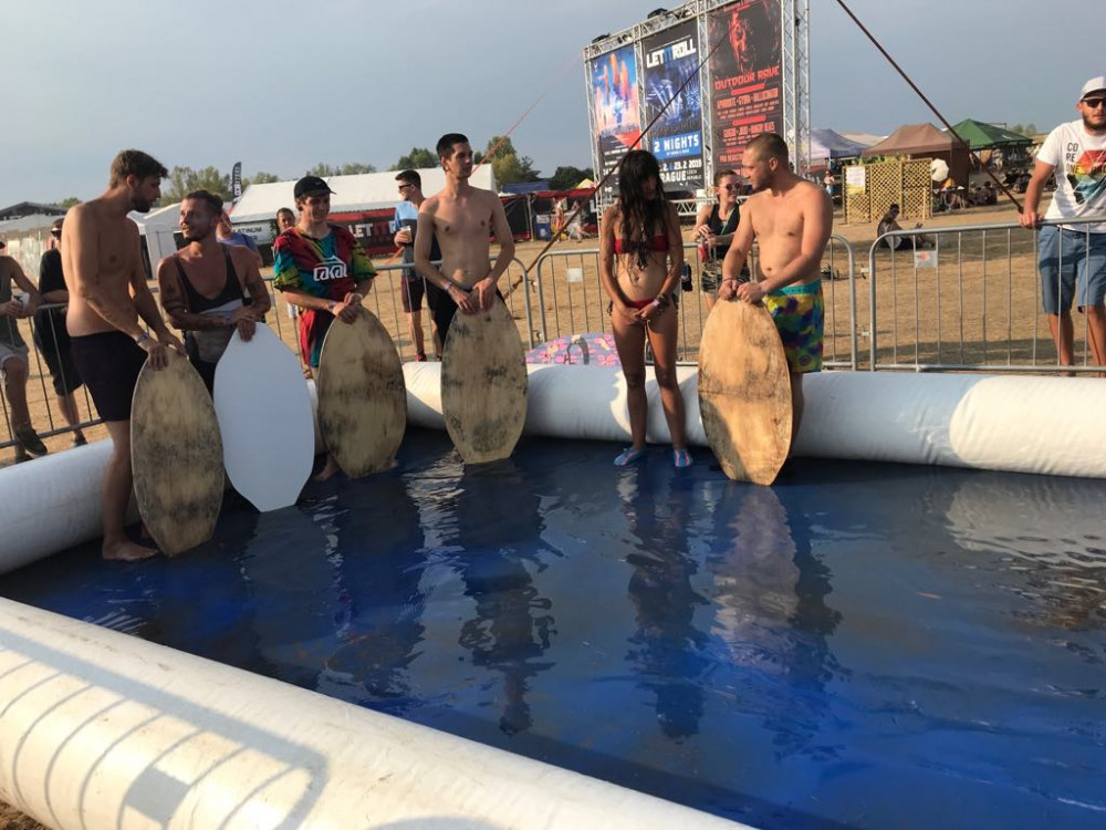 Let It Roll opět posunul laťku. Tisíce návštěvníků neodradilo ani tropické počasí.