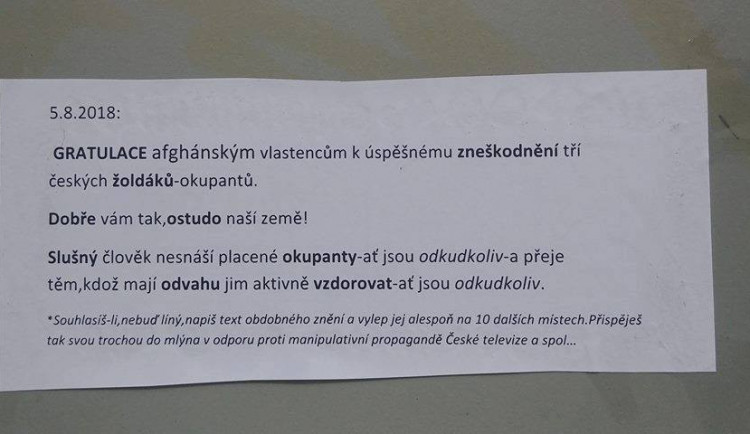 Kriminalisté se zabývají nálepkami chválícími smrt českých vojáků.