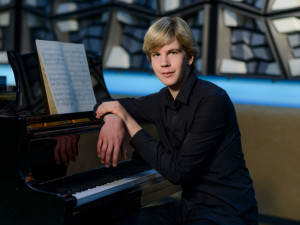 (NE)OBYČEJNÍ: Matyáš Novák. Mimořádně talentovaný hradecký klavírista, který chová desítky slepic