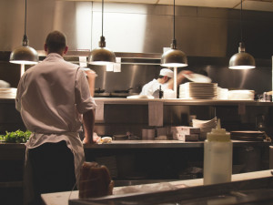 Restaurace čelí nedostatku kuchařů a číšníků, pomohli by cizinci