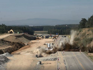 VIDEO: Výbuch a oblak prachu. Stavbaři odstřelovali horninu u budované dálnice D3