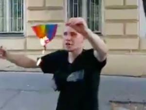 VIDEO: Radikální aktivista si vysloužil posměch za pálení duhové vlajky. Zapalovač byl nad jeho síly