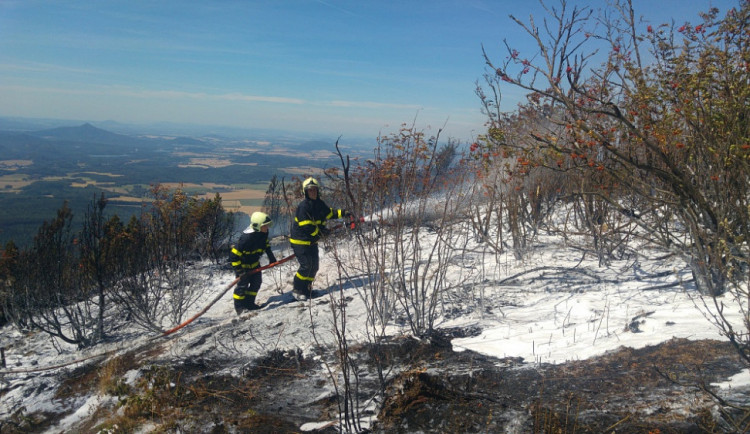 Požár na Ještědu způsobila nedbalost, porost vzplanul možná nedopalkem nebo svíčkou.