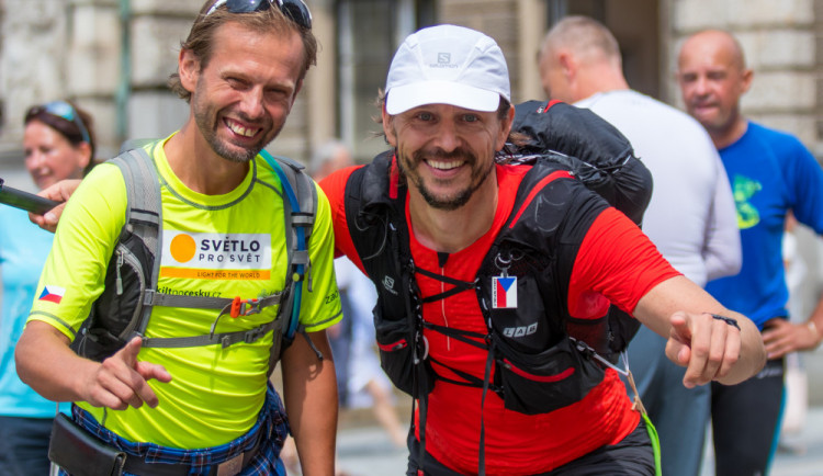 Eda Kožušník běží z Finska do Španělska, dnes vybíhá z Ještědu.