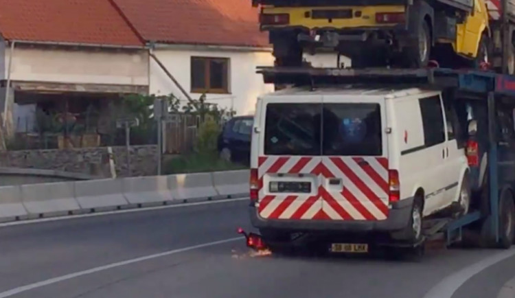 VIDEO: Řidič s naloženým návěsem měl co dělat, aby kolos udržel na silnici. Jízdu ukončil výbuch pneumatiky.