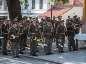 V Hluboké nad Vltavou se lidé loučili s padlým vojákem Kamilem Benešem