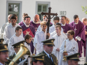 V Hluboké nad Vltavou se lidé loučili s padlým vojákem Kamilem Benešem