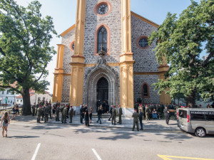 V Hluboké nad Vltavou se lidé loučili s padlým vojákem Kamilem Benešem