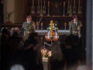 VIDEO: V Hluboké nad Vltavou se lidé loučili s padlým vojákem Kamilem Benešem