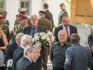 V Hluboké nad Vltavou se lidé loučili s padlým vojákem Kamilem Benešem