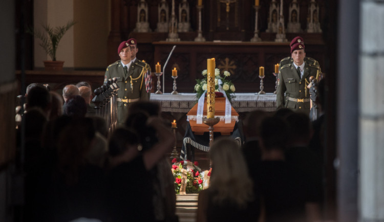 V Hluboké nad Vltavou se lidé loučili s padlým vojákem Kamilem Benešem