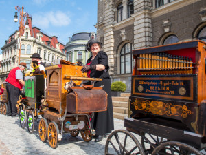 FOTO: Flašinetáři zaplnili náměstí před libereckou radnicí