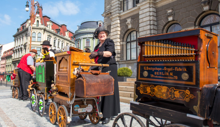 Flašinetáři zaplnili náměstí před libereckou radnicí.