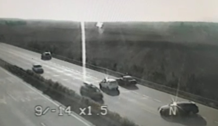 Na D11 se děly věci. Téměř třicet vozidel na dálnici v běžném provozu couvalo, někteří řidiči jeli i v protisměru.