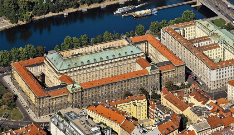 V některých ministerstvech by od ledna mohla ubýt i desetina míst