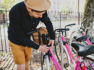 Fenomén jménem sdílení kol. Růžové bicykly zaplavují Českou republiku