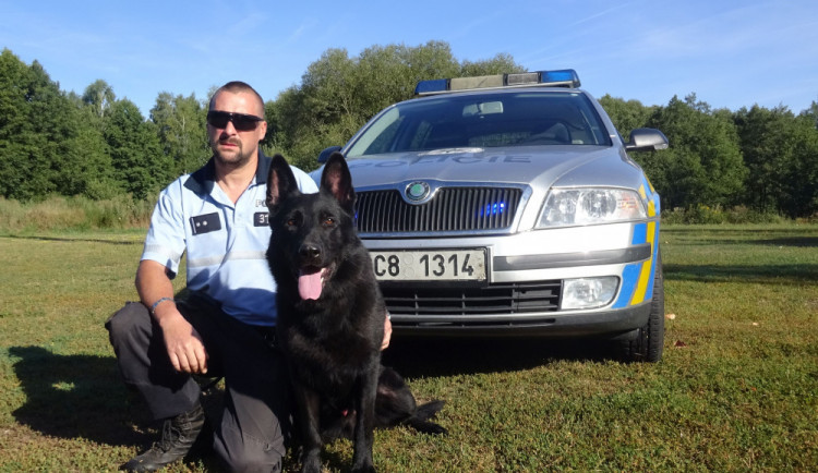 Jindřichohradecký psovod Lubomír Ábel vypátral se psem Gaunerem pohřešovaného seniora.