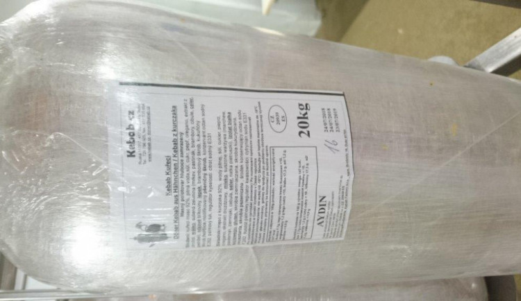 Výrobce kebabů musí zlikvidovat více než tunu polotovaru. Rozbor odhalil bakterie salmonely.