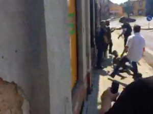 VIDEO: Policie zadržela v Dubí na shromáždění DSSS šest lidí. Demonstranti napadli fotografa