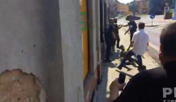 Policie zadržela v Dubí na shromáždění DSSS šest lidí. Demonstranti napadli fotografa.