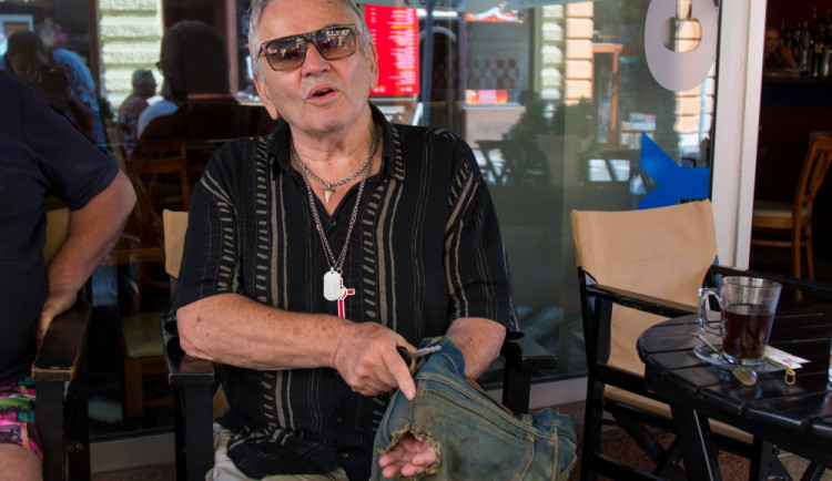 Při okupaci mu sedmi ranami rozstříleli nohy, nevěřil realitě a prostrčil si prst kolenem.